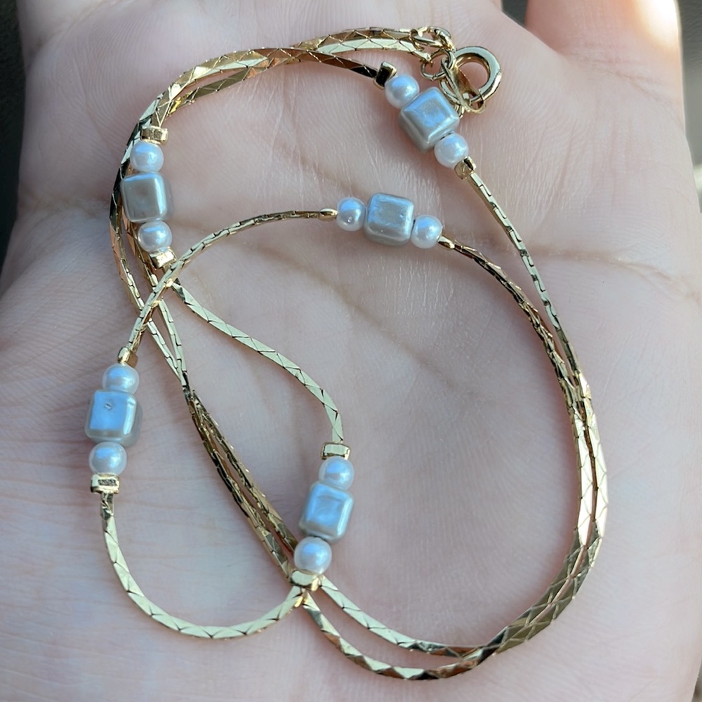 Necklace gold tone